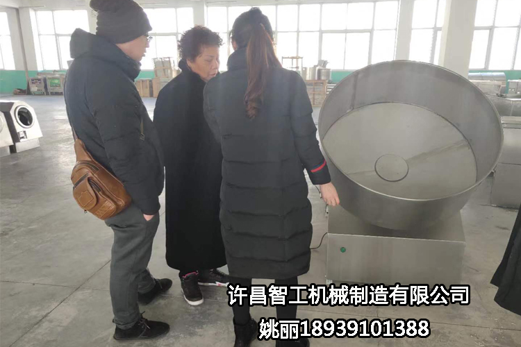 陜西客戶(hù)來(lái)許昌智工考察試機(jī)湯圓機(jī)，制餡非常滿(mǎn)意，現(xiàn)場(chǎng)定機(jī)