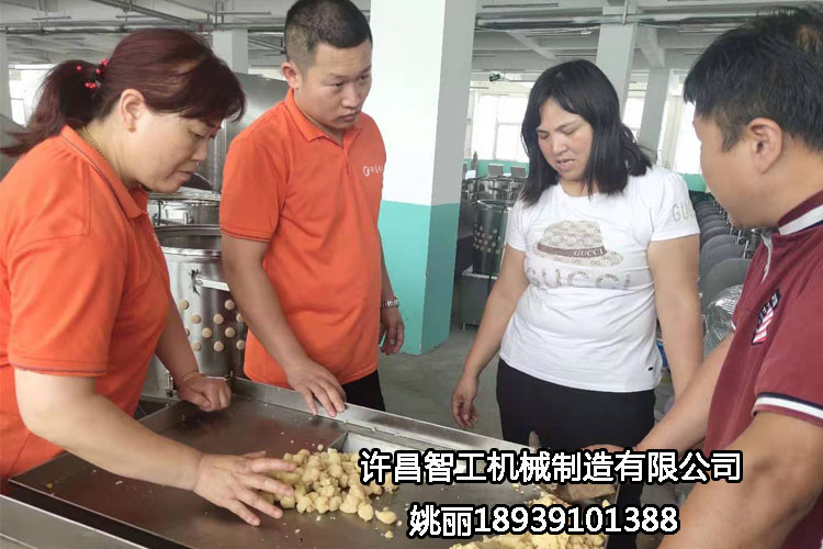 河南周口客戶(hù)自帶原料到許昌智工考察、試機(jī)制餡機(jī)?。ㄗ龈恻c(diǎn)）